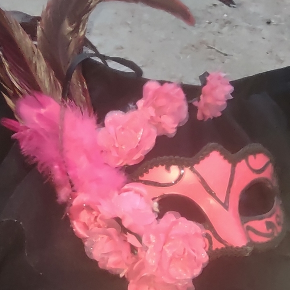 Feathered pink rose Masquerade mask Halloween costume party - Picture 2 of 6